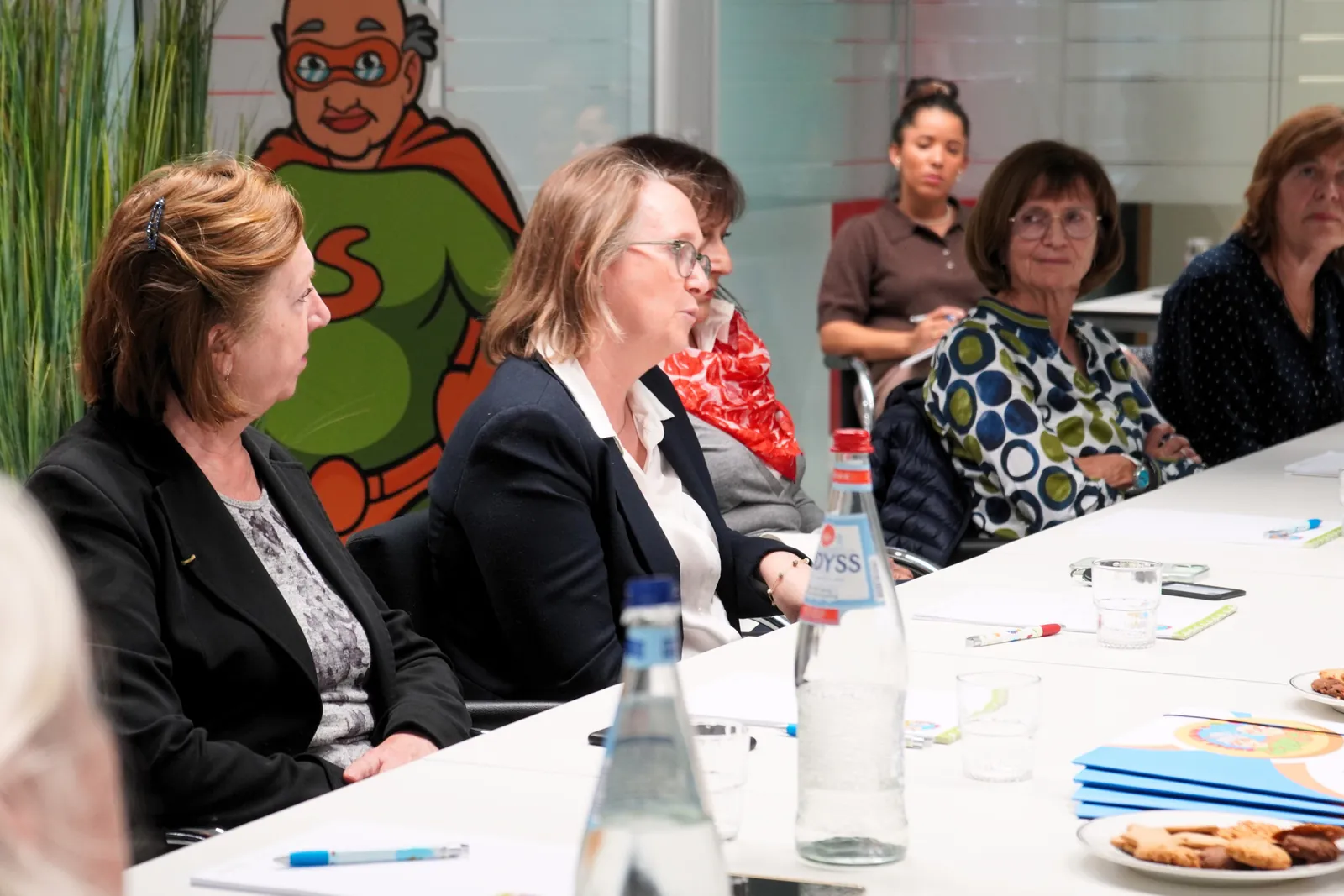 Bénévoles Super Senior attentives pendant la réunion lors de la visite du Ministre Max Hahn au service Super Senior du MEC asbl
