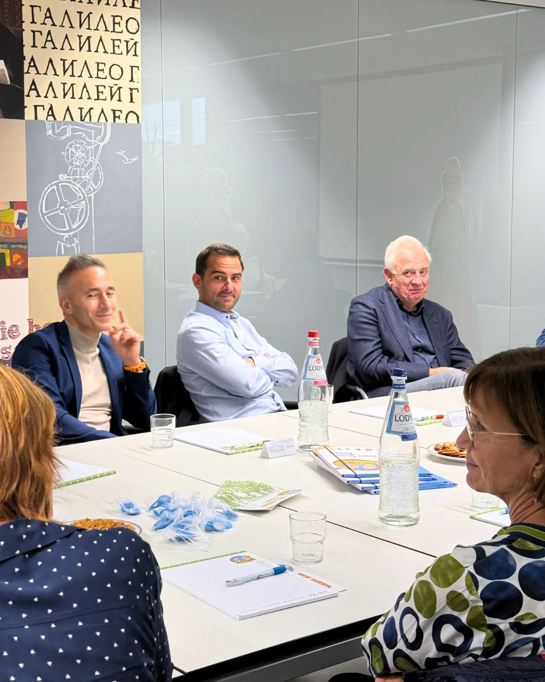 Invités assis en salle de réunion lors de la visite du Ministre Max Hahn au service Super Senior du MEC asbl